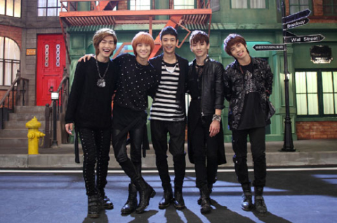 http://www.b2c.jp/blog/20101117shinee.jpg